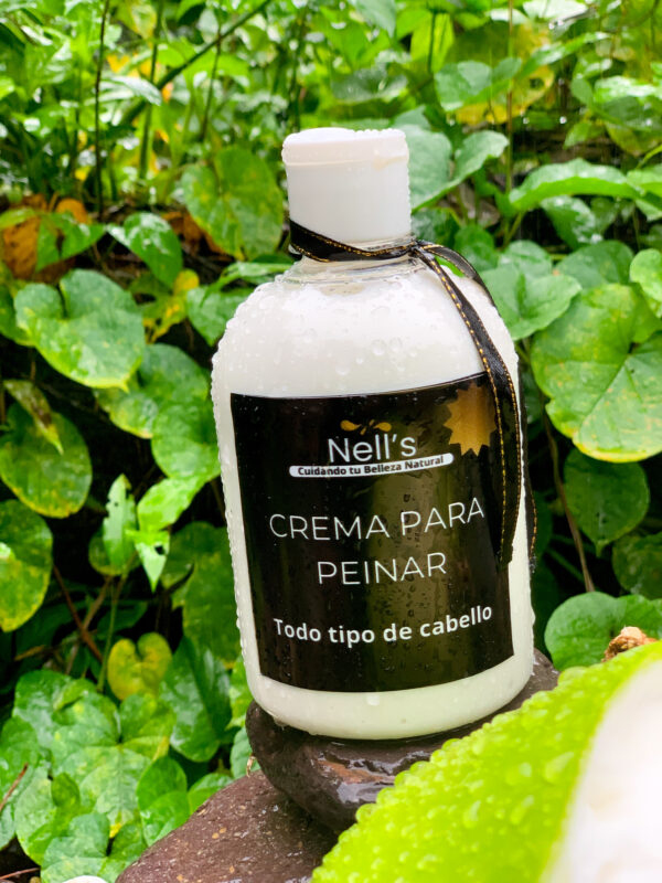 Nuestra crema para peinar está enriquecido con colgarnos y aceites de hierbas 100% naturales la cual te ofrece brillo sin grasa. Creando un efecto saludable